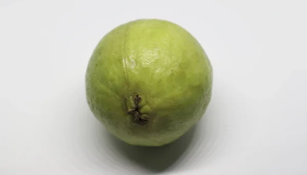 緑のグアバ果実は白い背景にあり それは自然な健康的です — ストック写真