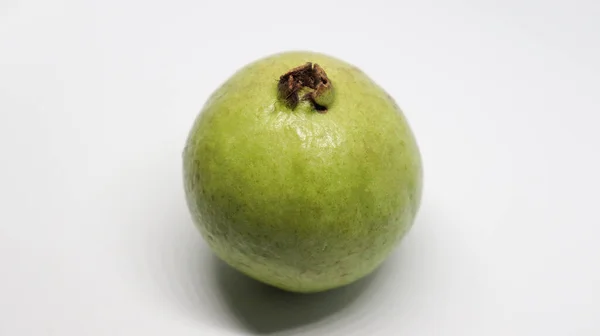 緑のグアバ果実は白い背景にあり それは自然な健康的です — ストック写真
