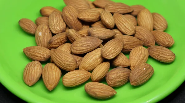 Pile Almonds Green Plate Beautiful Natural Healthy — Stock Photo, Image