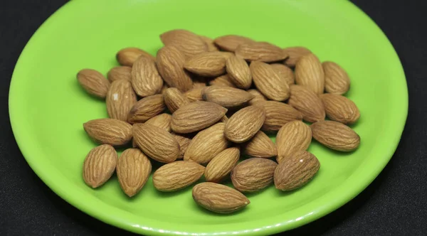 Pile Almonds Green Plate Beautiful Natural Healthy — Stock Photo, Image