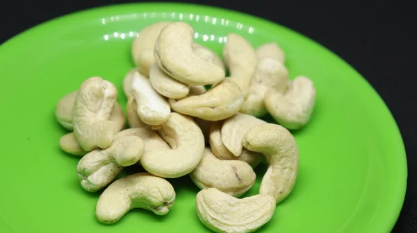 Pile Cashew Nuts Black Background Green Plate — Stock Photo, Image