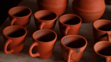 El yapımı toprak vazolar ve çömlek kırmızısı çömlekler.
