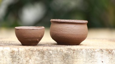 Çocukların kille oynamak için yaptığı çömlek tentede kurumaya bırakılır.