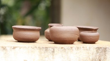 Çocukların kille oynamak için yaptığı çömlek tentede kurumaya bırakılır.