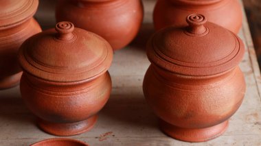 El yapımı toprak vazolar kırmızı kil kaplar.