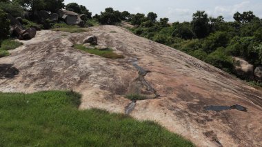 Antik çağlardan kalma taş kayalar. Güzel, uzun, kayalık doğanın ortasında.