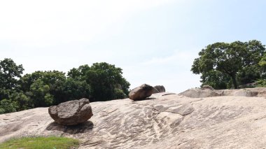 Güzel kayalıklar ve kayalıklar doğal ağaçlar ve mavi gökyüzü ile bakmak için güzeldir.