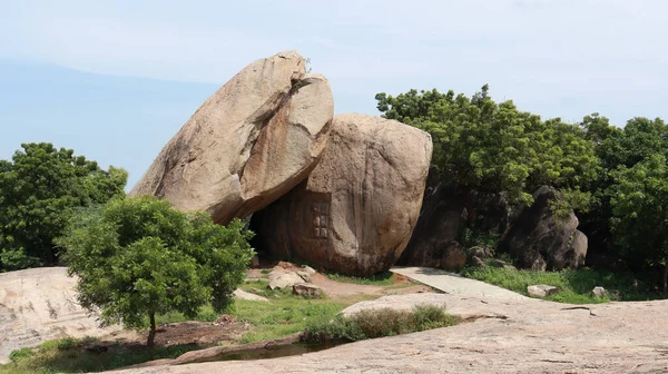 Las Dos Rocas Más Grandes Están Entrelazadas Medio Naturaleza Cielo —  Fotos de Stock