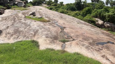 Antik çağlardan kalma taş kayalar. Güzel, uzun, kayalık doğanın ortasında.