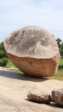 Krishna 'nın Butterball' u 250 tonluk garip bir kaya kütlesi, bir yamaçta duruyor ya da duruyor. Gökyüzü Tanrısı Taşı olarak bilinir. Burası Mahabalipuram 'daki en heyecan verici turistik yerlerden biri.