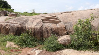 Kayalar doğal ağaçlardır. Kayalar oyulmuş merdivenler ve mavi gökyüzü çok güzeldir.