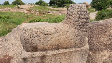 Araaraaraja Taş Tahtı tek bir taşa oyulmuş büyük dikdörtgen şeklinde bir aslan şeklinde tahttır. Doğal güzellikle arka manzara