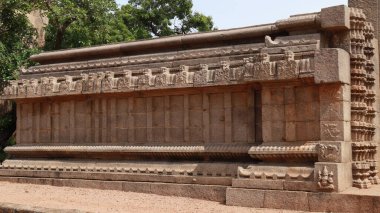 Vijayanagara dönemine ait olduğu düşünülüyor. Tapınak kulesinin kapılarında güzel heykeller görülebilir. Bir yan duvar. Burası tamamlanmamış bir tapınak..