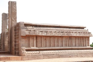 Vijayanagara dönemine ait olduğu düşünülüyor. Tapınak kulesinin kapılarında güzel heykeller görülebilir. Bir yan duvar. Burası tamamlanmamış bir tapınak..