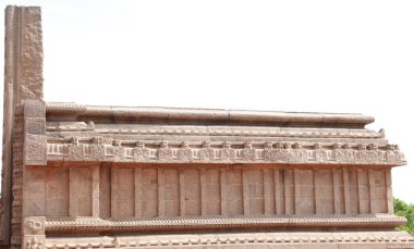 Tamamlanmamış Vijayanagara döneminin tapınağın duvarlarında ve bir yan duvarında güzel heykeller olduğu düşünülüyor..