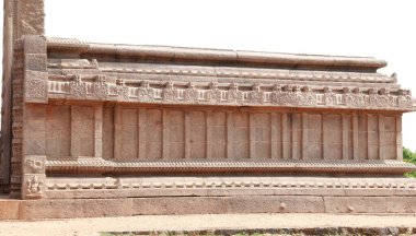 Tamamlanmamış Vijayanagara döneminin tapınağın duvarlarında ve bir yan duvarında güzel heykeller olduğu düşünülüyor..