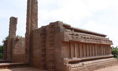 Tamamlanmamış Vijayanagara döneminin tapınağın duvarlarında ve bir yan duvarında güzel heykeller olduğu düşünülüyor..