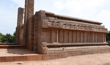 Tamamlanmamış Vijayanagara döneminin tapınağın duvarlarında ve bir yan duvarında güzel heykeller olduğu düşünülüyor..