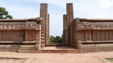 Tamamlanmamış Vijayanagara döneminin tapınağın duvarlarında ve bir yan duvarında güzel heykeller olduğu düşünülüyor..