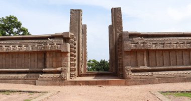 Tamamlanmamış Vijayanagara döneminin tapınağın duvarlarında ve bir yan duvarında güzel heykeller olduğu düşünülüyor..