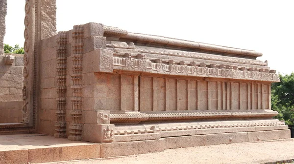 ヴィジャヤナガラ時代のものと考えられている 寺院の塔の門には美しい彫刻が見られます 片側の壁だ 未完成の寺院である — ストック写真