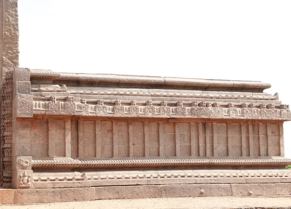 它被认为属于Vijayanagara时期 在庙宇塔楼的门上 可以看到美丽的雕塑 它的一面墙 这是一座未完成的庙宇 — 图库照片