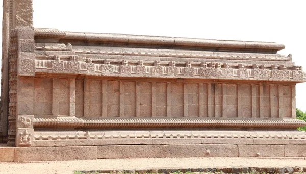 Tamamlanmamış Vijayanagara döneminin tapınağın duvarlarında ve bir yan duvarında güzel heykeller olduğu düşünülüyor..