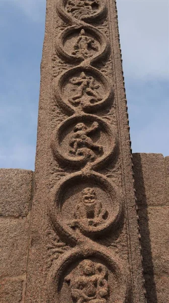 ロイヤルタワーは Vijayanagara時代にまでさかのぼると考えられています 片側の柱壁の彫刻 これは完全に石の彫刻です ヒンドゥ神の彫刻 — ストック写真