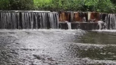 Gölün taşan sularının akışını görmek çok güzel.