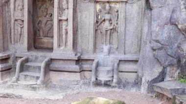 El taşı oyulmuş Hindu tanrısı heykelleri.