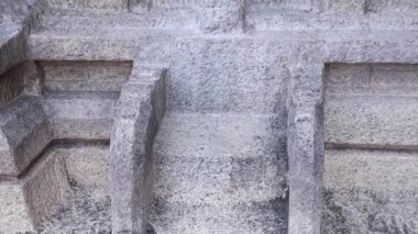 El taşı oyulmuş Hindu tanrısı heykelleri.