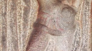 Eski Hint El 'i, Hindu Tanrısı' nın taş oymalı putlarını yaptı.