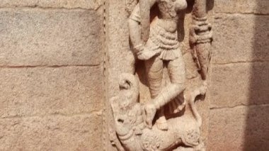 Eski el oymalı taş tapınakta Hindu tanrılarının taş heykelleri.