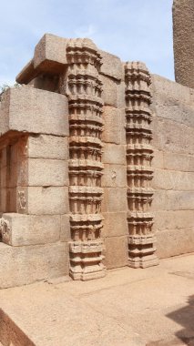 Vijayanagara dönemine ait olduğu düşünülüyor. Tapınak kulesinin kapılarında güzel heykeller görülebilir. Bir yan duvar. Oyma taş heykel. Burası tamamlanmamış bir tapınak..