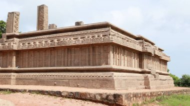 Tapınağın Vijayanagara dönemine dayandığına inanılıyor. Bu tapınağın duvarlarında güzel heykeller görülebilir. Tek taraflı duvar heykeli. Bu tamamlanmamış tapınak. Dış görünüş