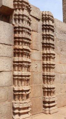 Vijayanagara dönemine ait olduğu düşünülüyor. Tapınak kulesinin kapılarında güzel heykeller görülebilir. Bir yan duvar. Oyma taş heykel. Burası tamamlanmamış bir tapınak..