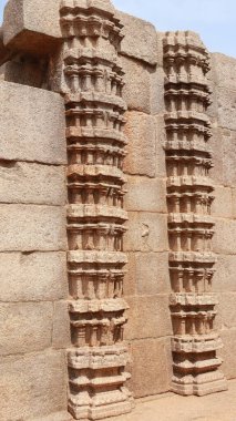 Vijayanagara dönemine ait olduğu düşünülüyor. Tapınak kulesinin kapılarında güzel heykeller görülebilir. Bir yan duvar. Oyma taş heykel. Burası tamamlanmamış bir tapınak..
