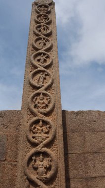 Kraliyet Kulesi 'nin Vijayanagara dönemine dayandığına inanılıyor. Tapınak kulesinin kapılarında güzel heykeller görülebilir. Bir tarafında güzel taş heykeller var. Burası tamamlanmamış bir tapınak..