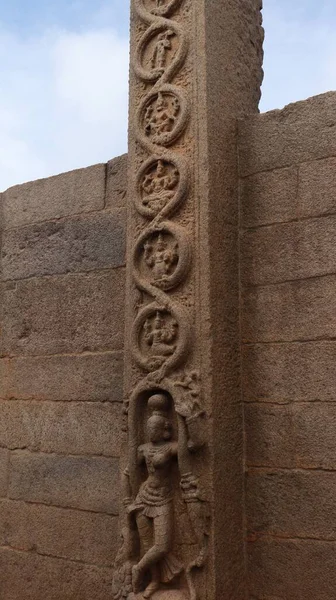 비자야 나가라 시대에 속하는 것으로 아름다운 조각품들을 들에서 수있습니다 그것의 — 스톡 사진