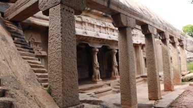 Mağaranın arka planında sütunlar olan kayalara oyulmuş mağara taşı salonu. bir kenar görünüm