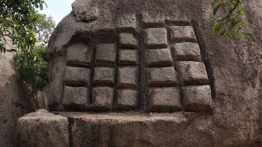 Kaya oyması. Kaya ve doğa arka planı