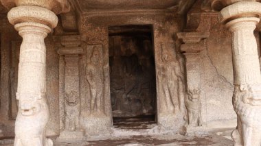 Mahishasuramardhini Mağara Tapınağı. Taşa oyulmuş bir tapınak. Taş arka planda yer almaktadır. ön taraf görünümü