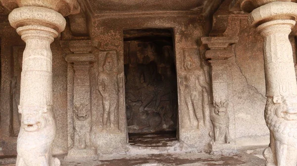 Mahishasuramardhini Grot Tempel Tempel Gebeeldhouwd Steen Rots Ligt Achtergrond Vooraanzicht — Stockfoto