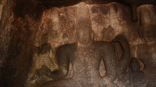 Piękne Kamienne Rzeźbione Wzory Świątyni Jaskini Skała Znajduje Się Tle — Zdjęcie stockowe
