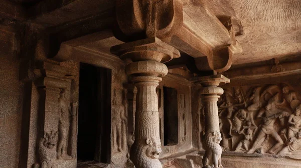 Templo Cueva Mahishasuramartini Pilar Tallado Roca Encuentra Fondo Del Templo —  Fotos de Stock