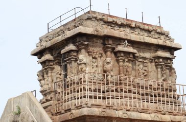Mahabalipuram Olakkanneshvara Tapınak Taşı duvara putlar kazıdı. Kayalık duvar arka planda..
