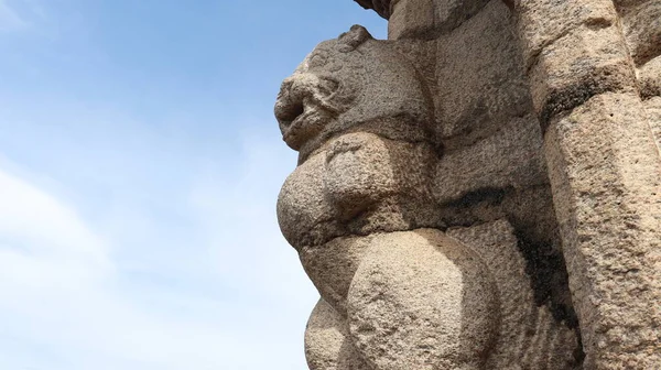 Статуи Вырезаны Каменной Стене Фоне Голубого Неба — стоковое фото
