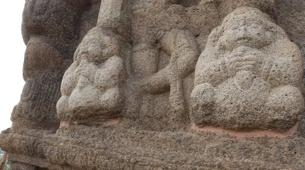 Статуи Вырезаны Скальной Стене Храма Олакканнешвара Каменная Стена Расположена Заднем — стоковое фото