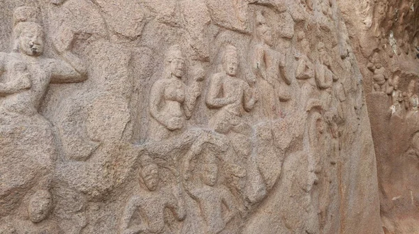 Arjuna Penance 像はマハーバリプラム岩の壁に刻まれている 背後には石垣がある — ストック写真