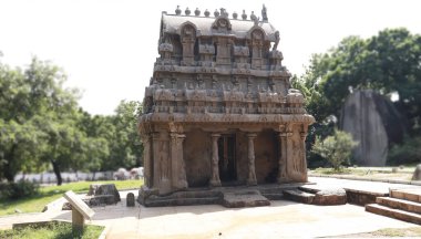 Taşa kazınmış bir tapınak. Ve içinde bir sürü heykel var. Doğal olarak bulanık bir arkaplanda. Bir yan görüş..